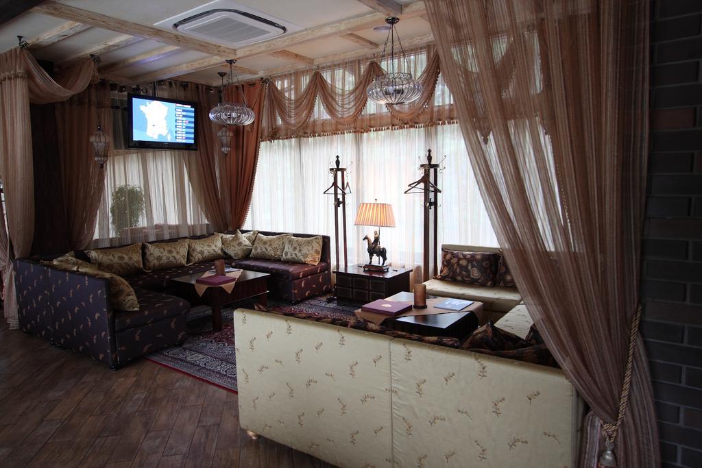 Protsev Park-Hotel Butenko Stable מראה חיצוני תמונה